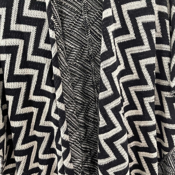 Chevron wrap fringed shawl / ruana - Picture 7 of 8